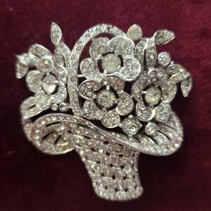 Vintage Elegant Silver Floral Brooch